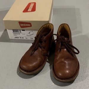 EUC Clarks desert boots